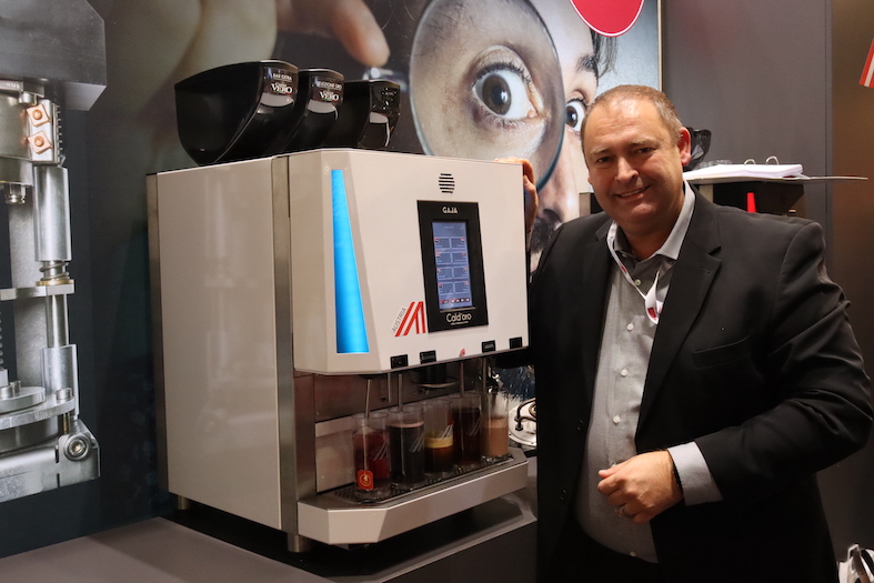 Alpina Coffee Systems GmbH, CEO Thomas Siedler präsentierte den Vollautomaten wo bis zu 5 warme Getränke parallel rausgelassen werden können