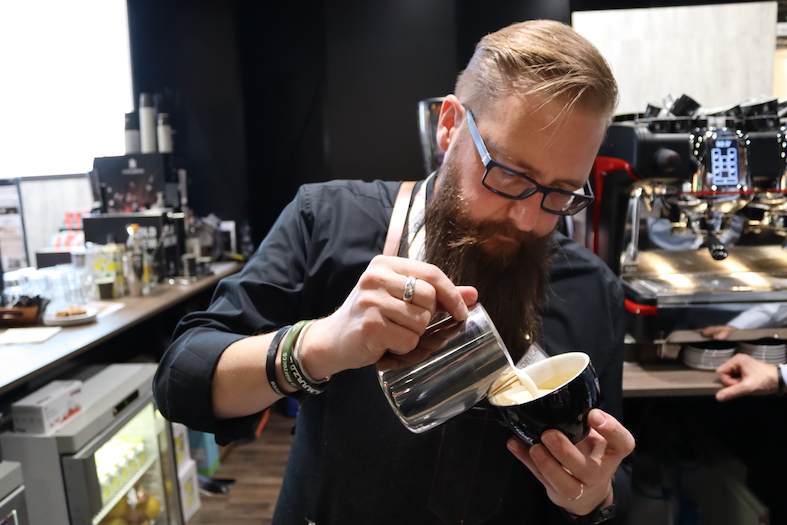 Barista Philippe Gobat, am Stand von Delica