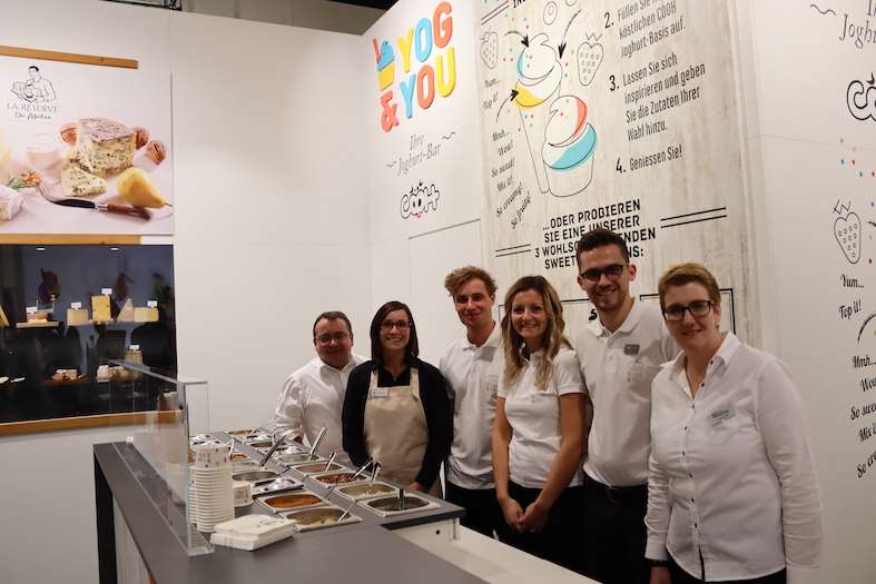 Groupe Elsa Mifroma, vorne Frau Laurence Jakob mit Ihrem Stand Team