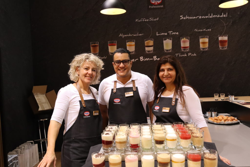 Am Stand von Dr. Oetker wurde die neuen Desserts zum Degustieren abgegeben. v.l. Susanne Zettel, Rodrigo Baumann Nasal Ergen