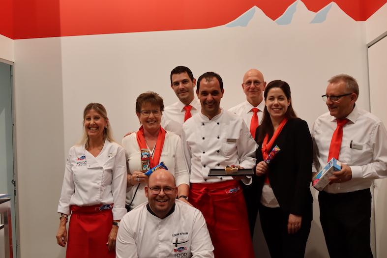 Emmi Schweiz AG, Kniend Florian Hofmann mit seinem Foodservice Stand-Team