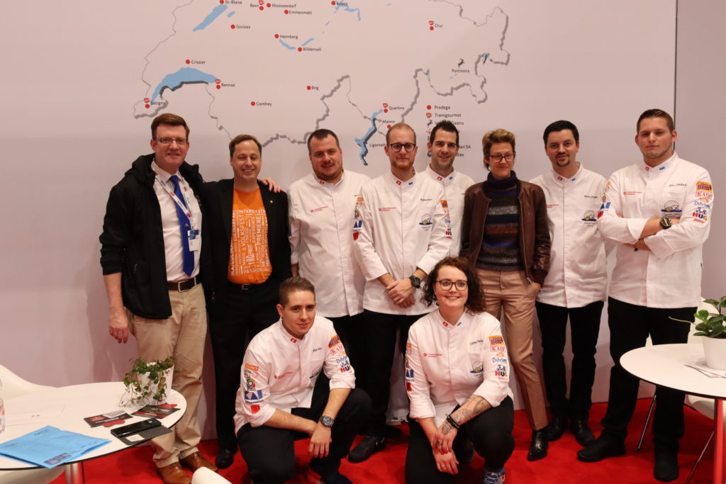 Messe Stuttgart, Markus Tischberger Projektleiter (2.v.l.) mit Astrid Ehm Kommunikationsleiter mit der Ausstellungsmannschaft vom Cercle des Chefs de Cuisine Lucerne 