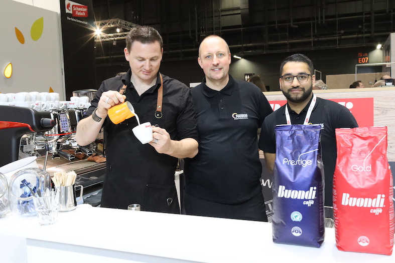 LatteArt Micha B. Schranz zeigte am Stand von Nestlé Professional die Vielfalt der Kaffeemilchgetränken mit Thomas Schwarz und Khalid Sajid von Nestlé