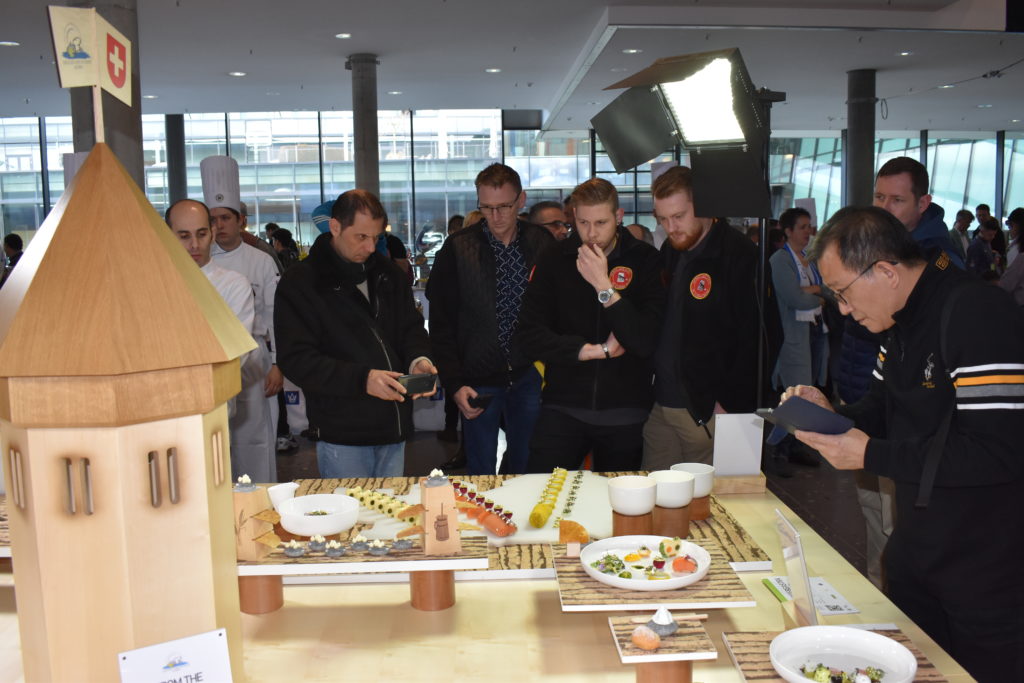 Das Berner Aussellungsteam bestaunte der Olympiatisch der Luzerner Küchenchef Vereinigung