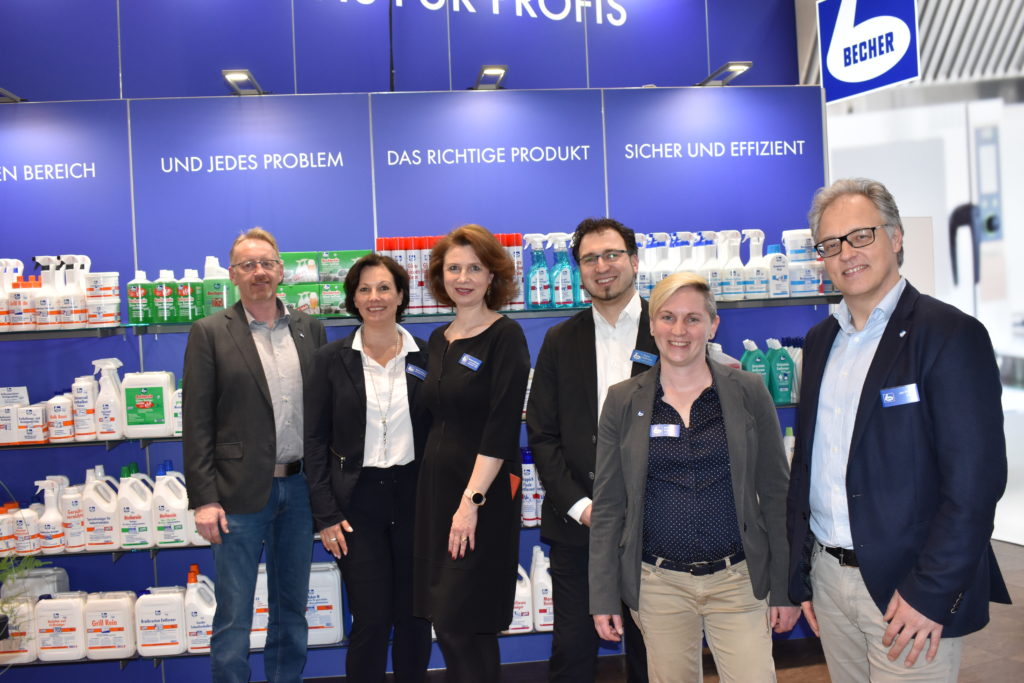 Dr. Becher GmbH: Marion Wilken (3. v. l.) und Geschäftsführer Jan Preuss Rechts