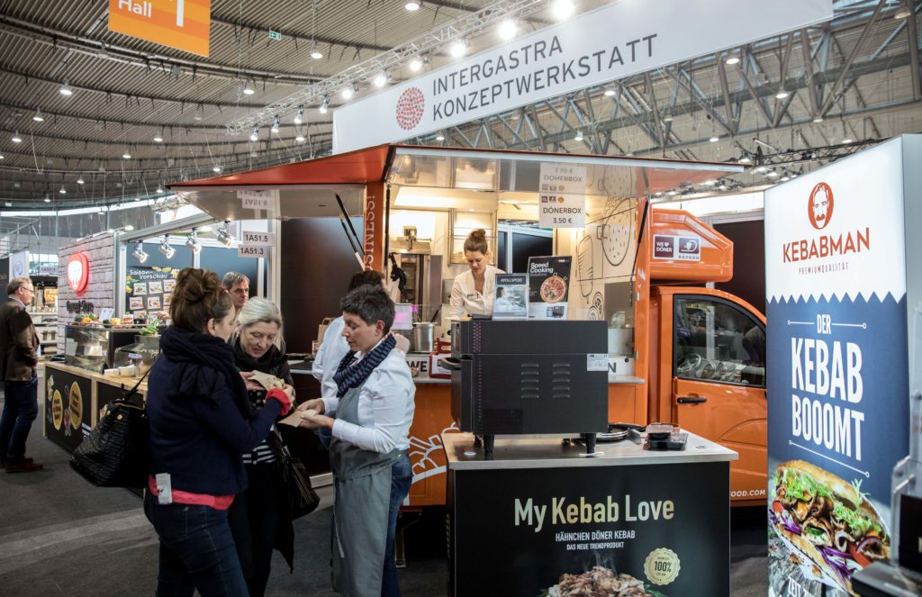 Probieren geht über Studieren: Im Food & Concept Court können die Gründer ihre Konzepte und Produkte live vorführen und Interessierten anbieten.
Bildnachweis: Messe Stuttgart
