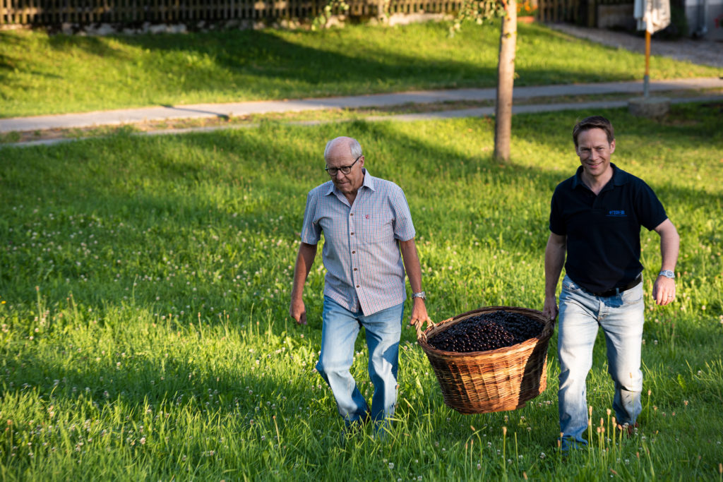 2 Generationen am werken. Vater Etter und Schwiegersohn G. Galliker-Etter